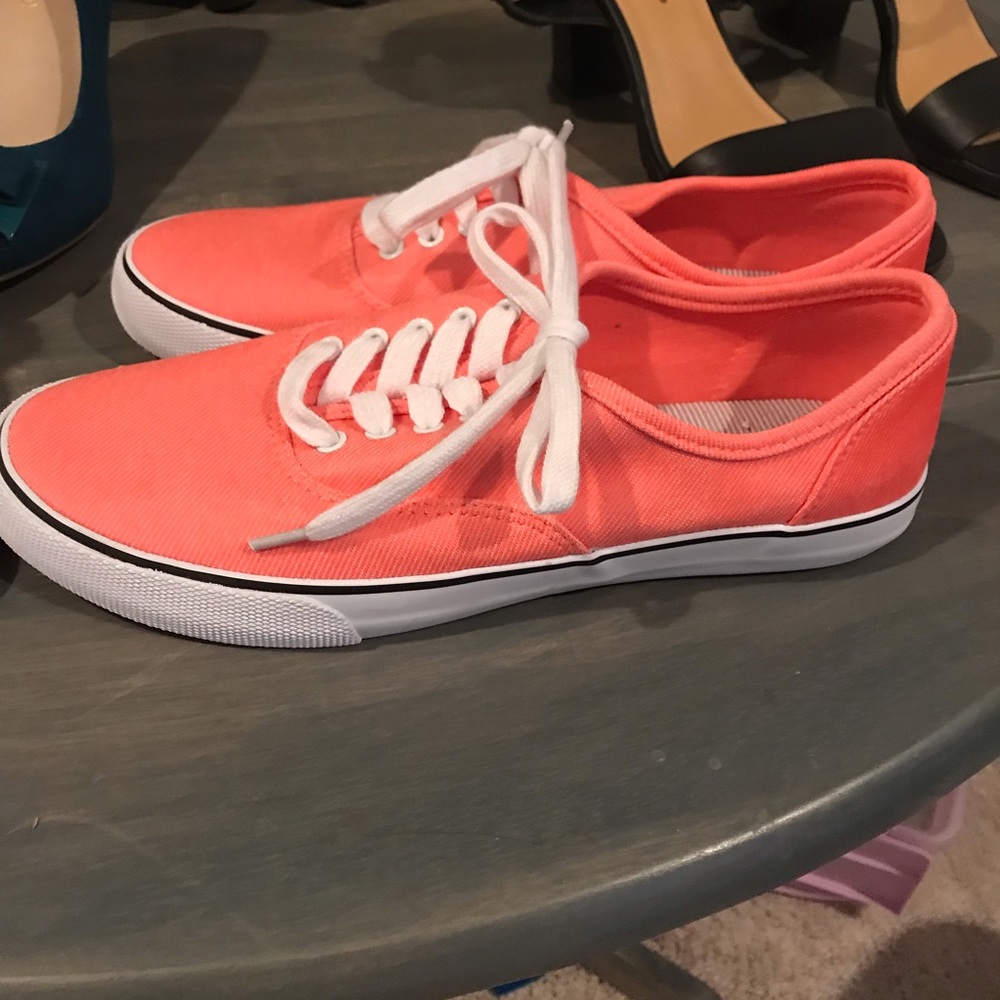 Tennis shoes